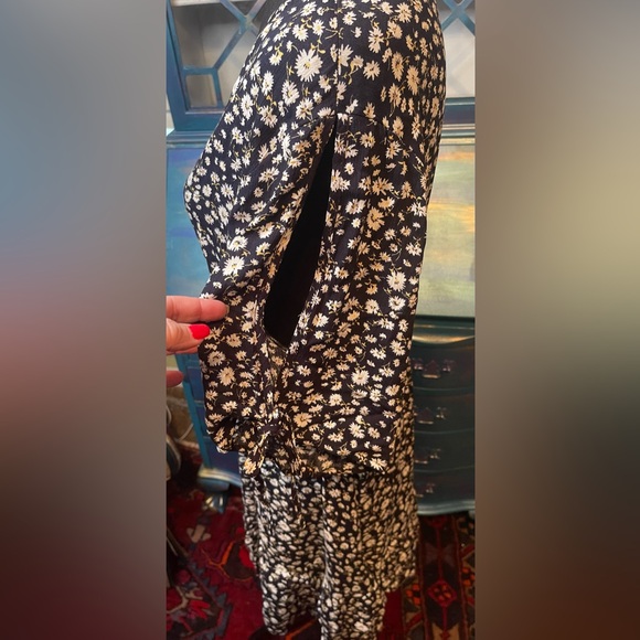 ePretty XL Black Dress with Daisy Print and Peek-A-Boo Sleeves - Preloved - Picture 3 of 5